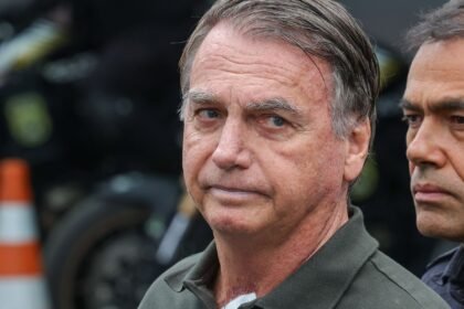 Bolsonaro Retorna à Prisão Domiciliar Após Procedimentos Dermatológicos em Hospital de Brasília