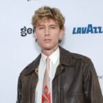 MGK Compartilha Foto da Filha com Body em Homenagem ao Aniversário do LP