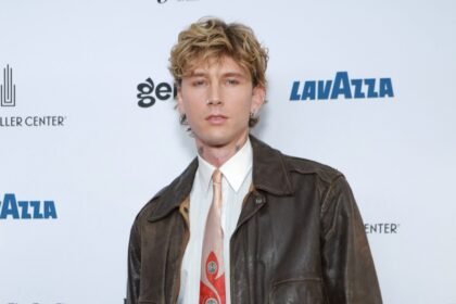 MGK Compartilha Foto da Filha com Body em Homenagem ao Aniversário do LP