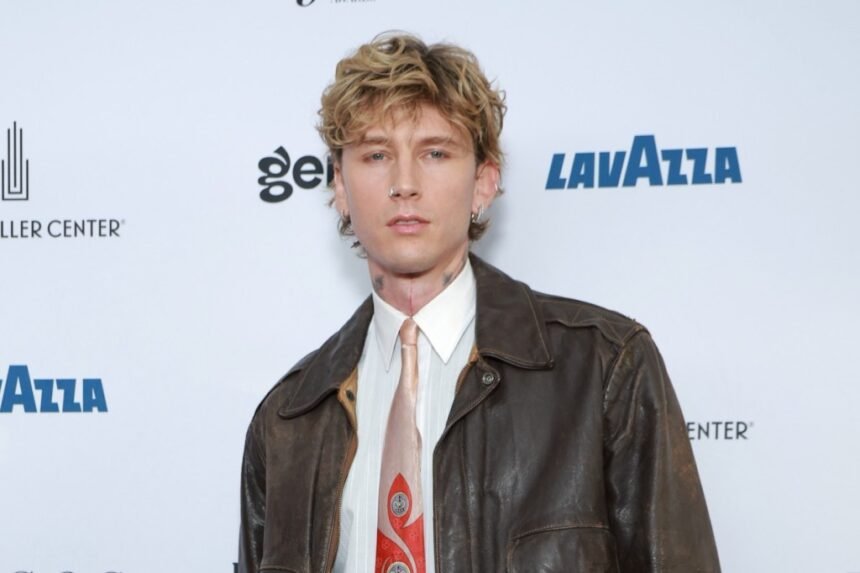 MGK Compartilha Foto da Filha com Body em Homenagem ao Aniversário do LP