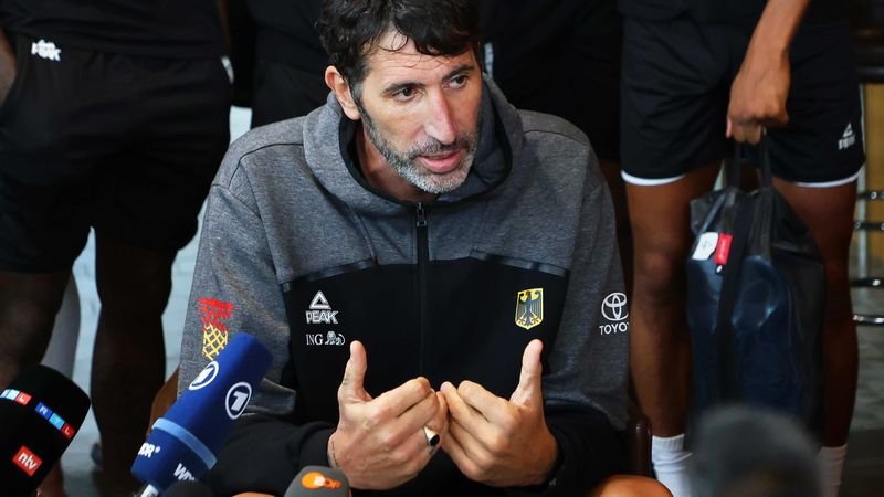 Mumbru, Técnico da Alemanha, Internado Após Título Europeu Para Cirurgia