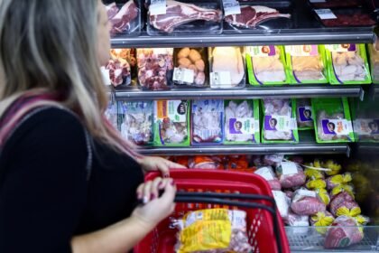 A confiança do consumidor no Brasil alcança em setembro o maior patamar desde dezembro