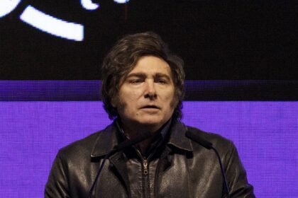 A rejeição a Milei aumenta devido ao medo da corrupção, que ultrapassa a preocupação com a inflação.