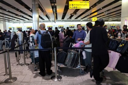 Aeroportos da Europa tentam retomar operações normais de check-in após ataque hacker