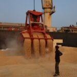 Argentina elimina impostos de exportação sobre grãos e produtos derivados para atrair dólares.