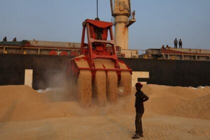 Argentina elimina impostos de exportação sobre grãos e produtos derivados para atrair dólares.