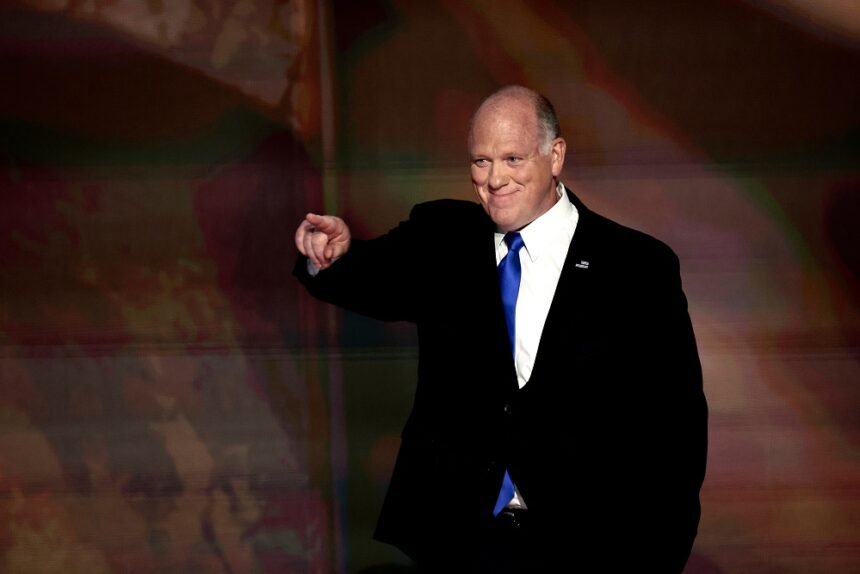 Assistente de Trump, Homan, teria recebido suborno de US.000, indicam fontes