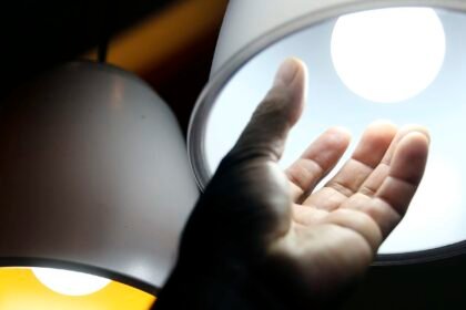 Benefício de isenção na conta de luz para famílias de baixa renda segue para sanção presidencial.