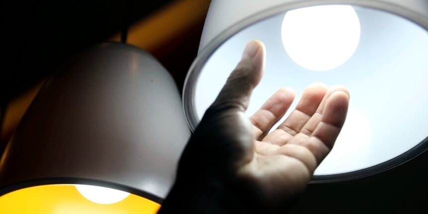 Benefício de isenção na conta de luz para famílias de baixa renda segue para sanção presidencial.