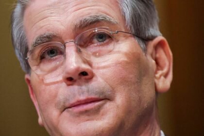 Bessent afirma que a ameaça de Trump de banir o TikTok assegurou o fechamento do acordo.