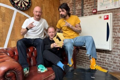 Álbum ‘Futique’ da banda Biffy Clyro alcança o primeiro lugar na parada do Reino Unido
