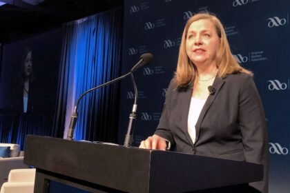 Bowman apoia redução dos juros para fortalecer o mercado de trabalho fragilizado