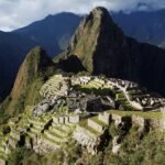 Centenas de visitantes ficam retidos em Machu Picchu devido à paralisação do trem.