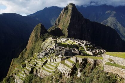 Centenas de visitantes ficam retidos em Machu Picchu devido à paralisação do trem.