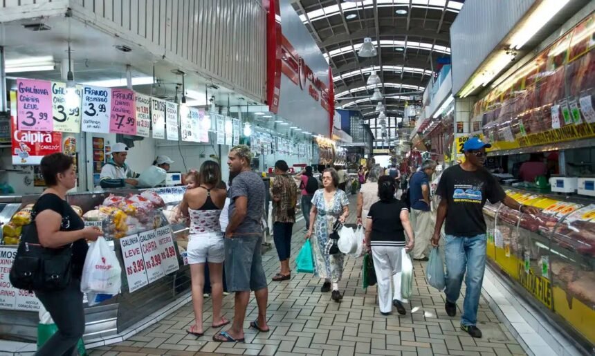 Cerca de 50% consideram a economia ruim, porém percepção positiva cresce, revela pesquisa Futura.
