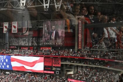 Cerimônia fúnebre de Charlie Kirk atrai multidão em estádio com rigoroso aparato de segurança