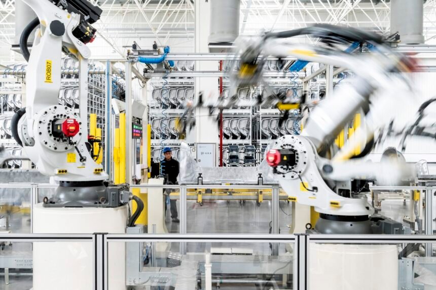 China ultrapassa 2 milhões de robôs industriais, superando a soma dos demais países