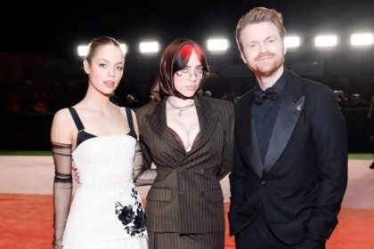 Billie Eilish comenta sobre o noivado do irmão Finneas com Claudia Sowski