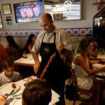 Comércio de bares e restaurantes registra alta de 2,2% em agosto na comparação com julho, aponta estudo