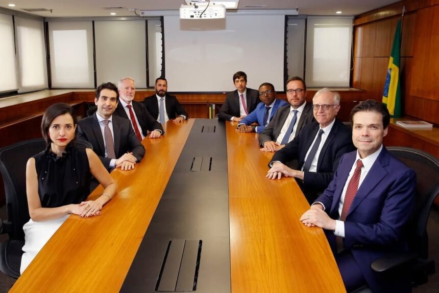 Copom mantém juros estáveis no curto prazo, descartando cortes, afirmam economistas