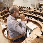 Descubra o dia a dia de um especialista em perfumes