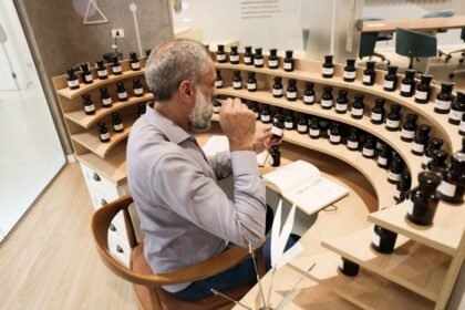Descubra o dia a dia de um especialista em perfumes