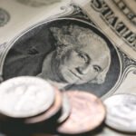 Dólar recua e se aproxima de R$ 5,30 em meio a expectativas sobre decisões de taxa de juros nos EUA e Brasil