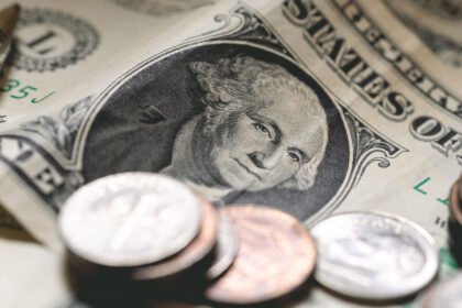 Dólar recua e se aproxima de R$ 5,30 em meio a expectativas sobre decisões de taxa de juros nos EUA e Brasil