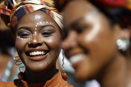 Especialistas ressaltam a importância de cuidados dedicados à saúde da pele negra