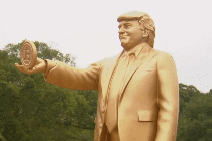 Estátua monumental de Trump segurando um Bitcoin é instalada em Washington
