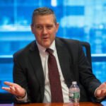 Ex-integrante do Fed, Bullard revela encontro com Bessent para discutir posição de presidente do Fed