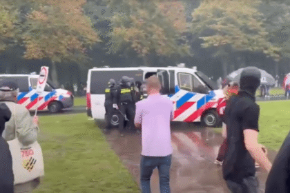 Força policial da Holanda lança gás lacrimogêneo em protesto contra imigração