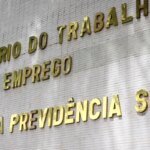 Governo avisa empregadores sobre atraso no pagamento do FGTS das empregadas domésticas.