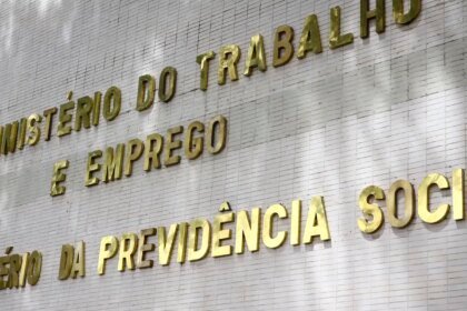 Governo avisa empregadores sobre atraso no pagamento do FGTS das empregadas domésticas.