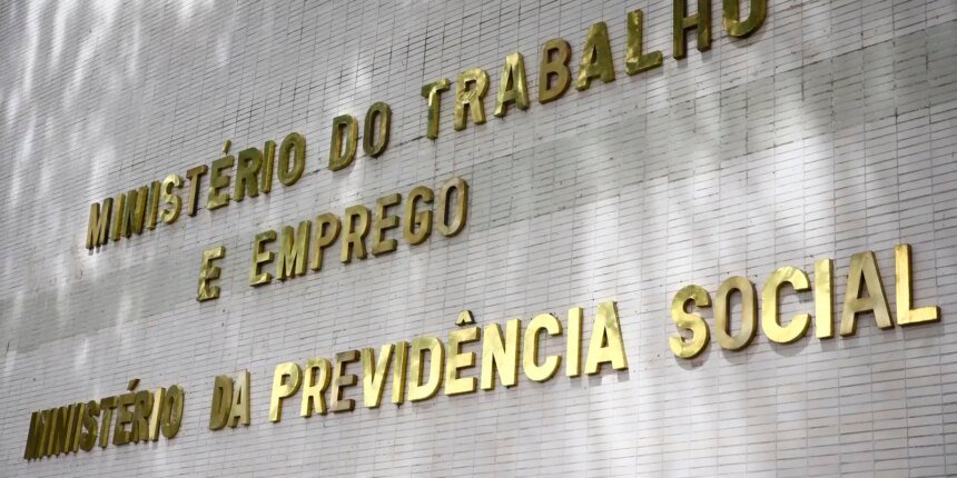 Governo avisa empregadores sobre atraso no pagamento do FGTS das empregadas domésticas.