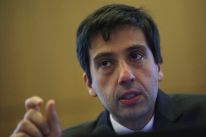 Guillen afirma que inflação permanecerá acima do teto da meta nos próximos meses.