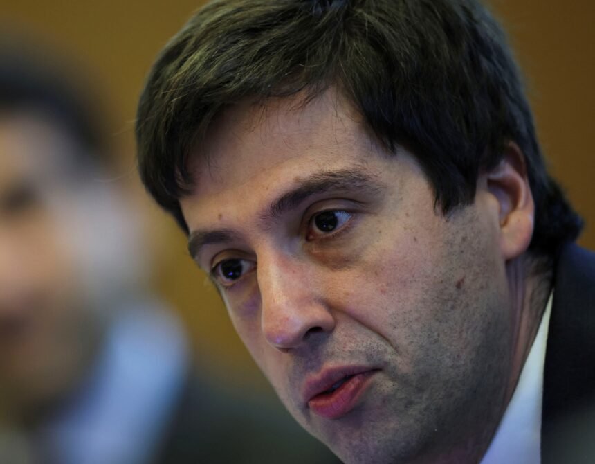 Guillen, do BC, diz que dados indicam moderação da atividade apesar de sinais contraditórios.