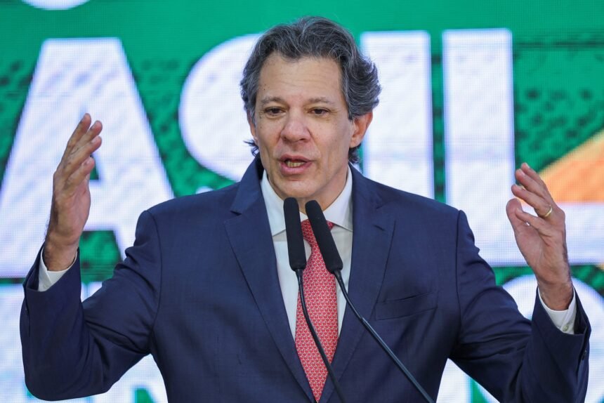 Haddad afirma que taxa de juros “não deveria estar em 15%” e acredita em possibilidade de redução