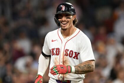 Jarren Duran, jogador do Boston Red Sox, se destaca em partida decisiva.
