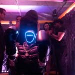 Lutadores robóticos e combates com facas taser não letais se tornam a nova tendência nos EUA