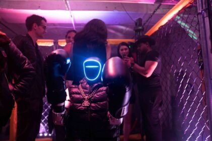 Lutadores robóticos e combates com facas taser não letais se tornam a nova tendência nos EUA