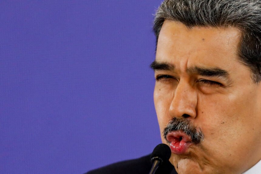 Maduro se dispõe a começar diálogo direto com representante de Trump