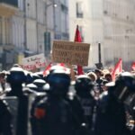 Milhares de pessoas ocupam as ruas em protesto contra Macron e o novo primeiro-ministro.