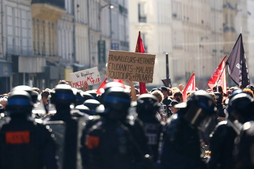 Milhares de pessoas ocupam as ruas em protesto contra Macron e o novo primeiro-ministro.