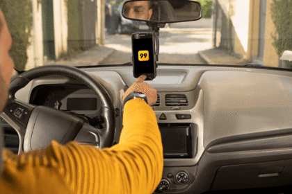 O trabalho por aplicativos cresce 170% em uma década e contribui para diminuir o desemprego, afirma BC