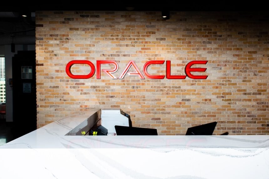 Oracle designa novos co-CEOs durante expansão acelerada pelo boom da IA