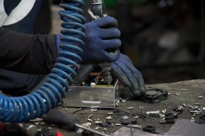 Organizações empresariais contestam taxas de juros e solicitam coordenação entre políticas monetária e fiscal.