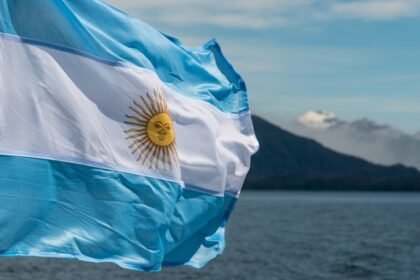 PIB da Argentina no 2º trimestre cresce 6,3% em relação ao ano anterior e recua 0,1% em comparação ao trimestre anterior.