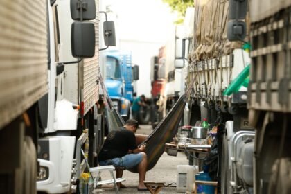 Percurso cansativo e isolamento prejudicam o bem-estar psicológico dos caminhoneiros