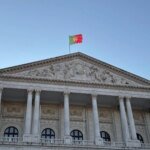 Portugal aprova nova lei que endurece regras para imigrantes, inclusive brasileiros